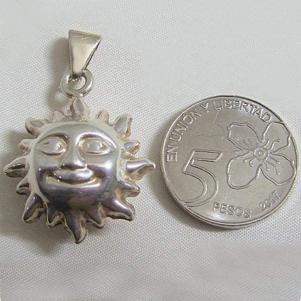 (p1367)Silver pendant motif inflated Sun.